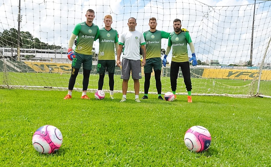 Gritti, Renato, preparador de goleiros João Pedro, Deivity e Allan | Crédito YFC/Imprensa