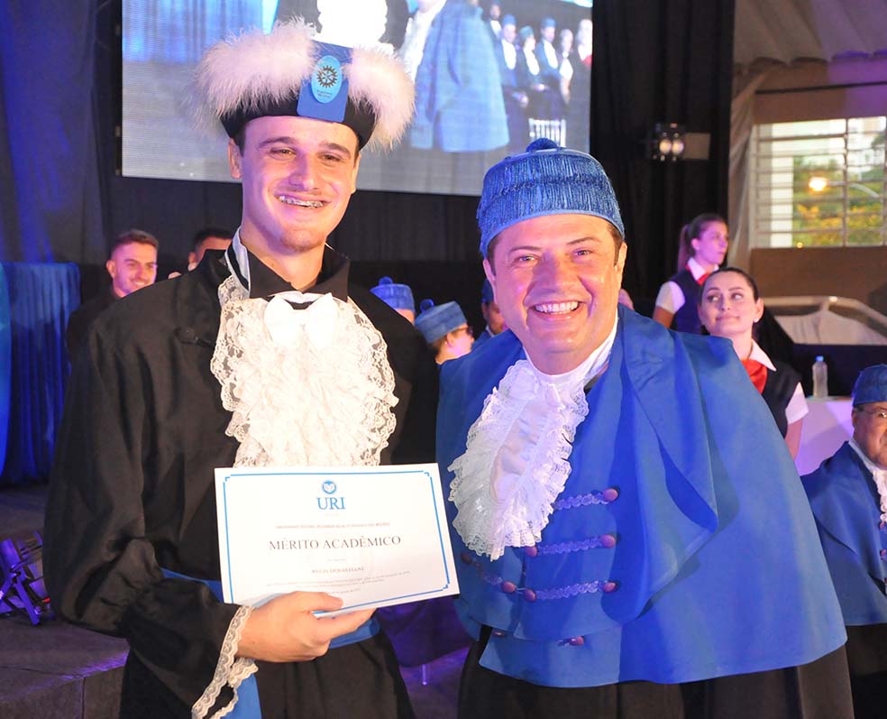 O formando Régis Debastiani foi homenageado pelo curso com o Mérito Acadêmico | Crédito: URI Erechim/Imprensa