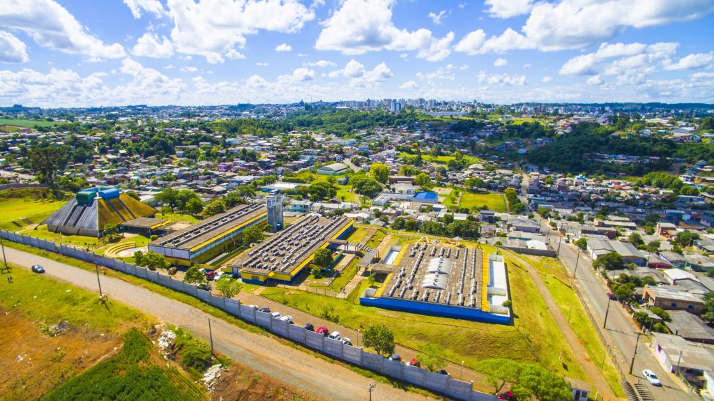 Vista aérea da Escola Municipal de Ensino Fundamental Cristo Rei (Caic Cristo Rei) | Crédito: Prefeitura de Erechim/Secom