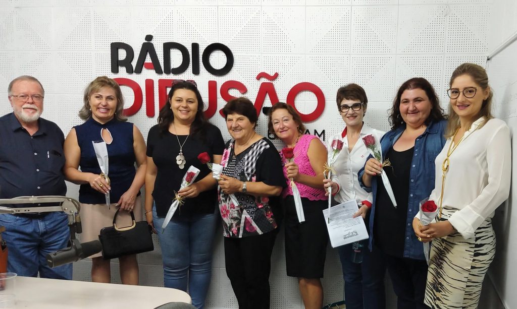 A partir da esquerda, Francisco Dias, homenageando as convidadas, Deliriz, Tatiana, Adélia, Nely, Dóris, Sandra e Diana | Crédito: Elaídes Loraschi
