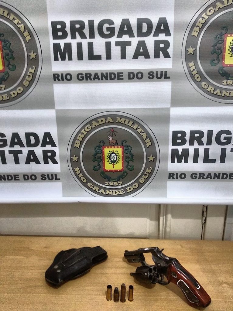 Revólver calibre 38 encontrado, com duas munições disparadas e duas intactas