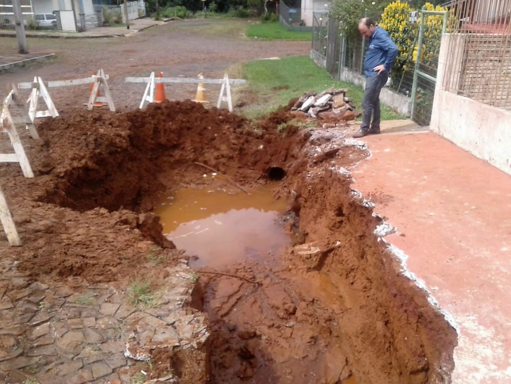 Secretário Vinícius Anziliero visitou a obra nesta manhã | Foto: Prefeitura de Erechim/Secom