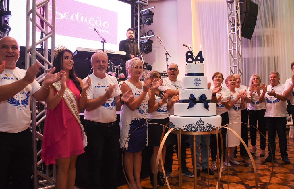 A festa começou já com o parabéns | Crédito: André Fotos