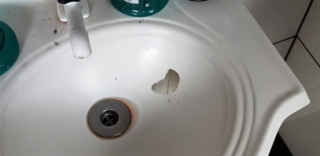 Marca de tiro na pia do banheiro onde a vítima escovava os dentes quando foi alvejada FOTOS: Delegacia de Polícia Especializada no Atendimento à Mulher