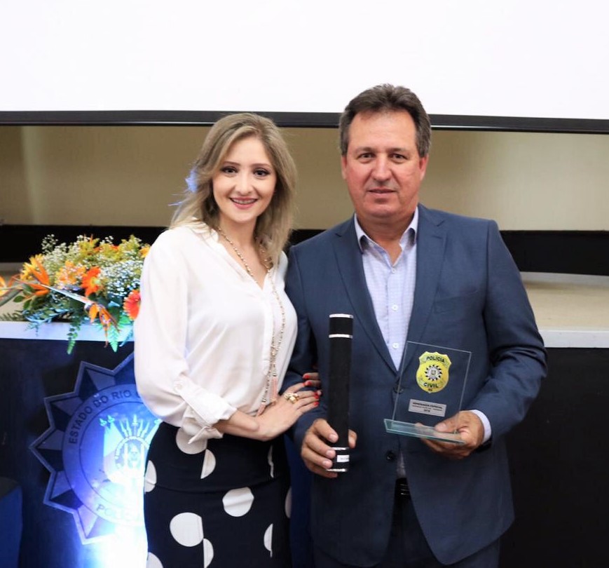 Delegada Diana Casarin Zanatta realizou a entrega do  troféu ao Presidente da Sicredi Norte RS/SC, Adelar José Parmeggiani Crédito: Divulgação Polícia Civil da 11ª Região Policial