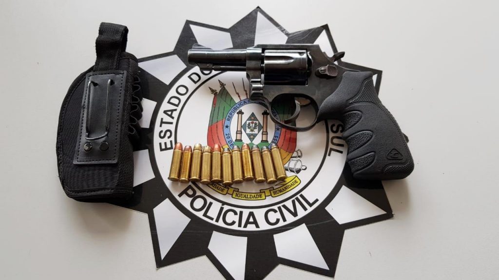 Revólver calibre 38 e munições que estavam com Daniel Padão no momento da prisão   | Crédito: Draco de Erechim/Imprensa
