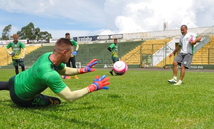 João Pedro (chutando a bola) em trabalho com os goleiros do Ypiranga | Crédito: YFC/Imprensa