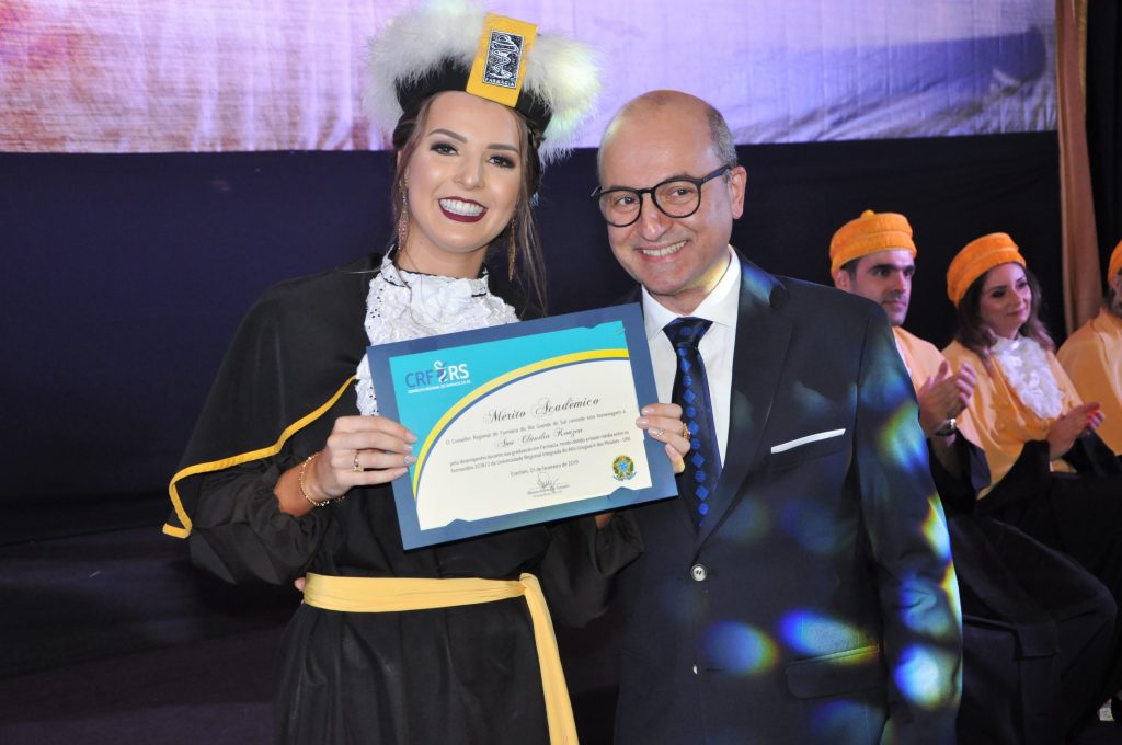 Formanda Ana Cláudia Konzen recebeu o Mérito Acadêmico e homenagem do Conselho Regional de Farmácia do Rio Grande do Sul (CRF). Crédito: URI Erechim/Imprensa