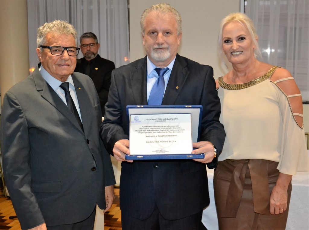 Gláudio Galli entrega placa de homenagem ao casal Luis e Katiamara Badalotti Crédito: Maria Lúcia Smaniotto
