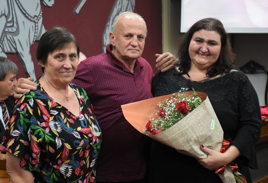 2 Vereadora Sandra Picole recebendo flores dos pais_280319_Giulianno Olivar CMV