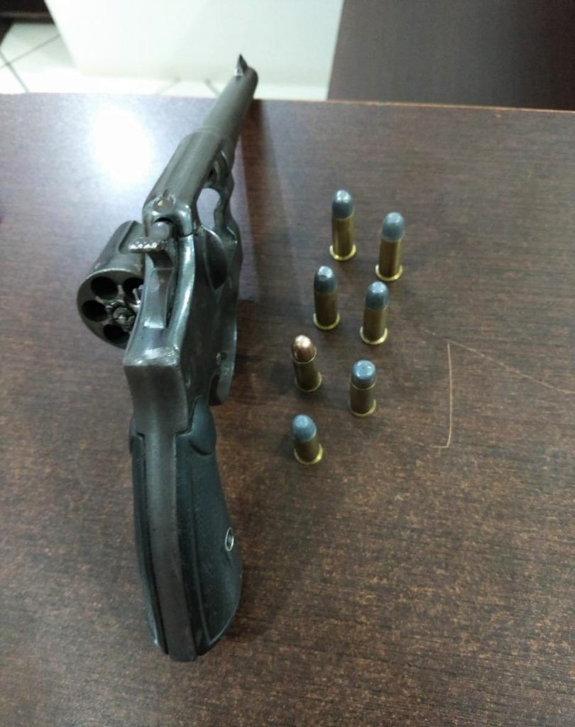 Revólver calibre 38 e munições apreendidas pela BM em Erechim nesta madrugada   |   Crédito: Comunicação Social do 13º BPM