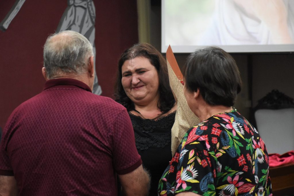 No final da cerimônia, a vereadora Sandra Picoli foi surpreendida pela chegada dos pais, que lhe entregaram flores | Foto: Giulianno Olivar/Câmara Municipal de Erechim
