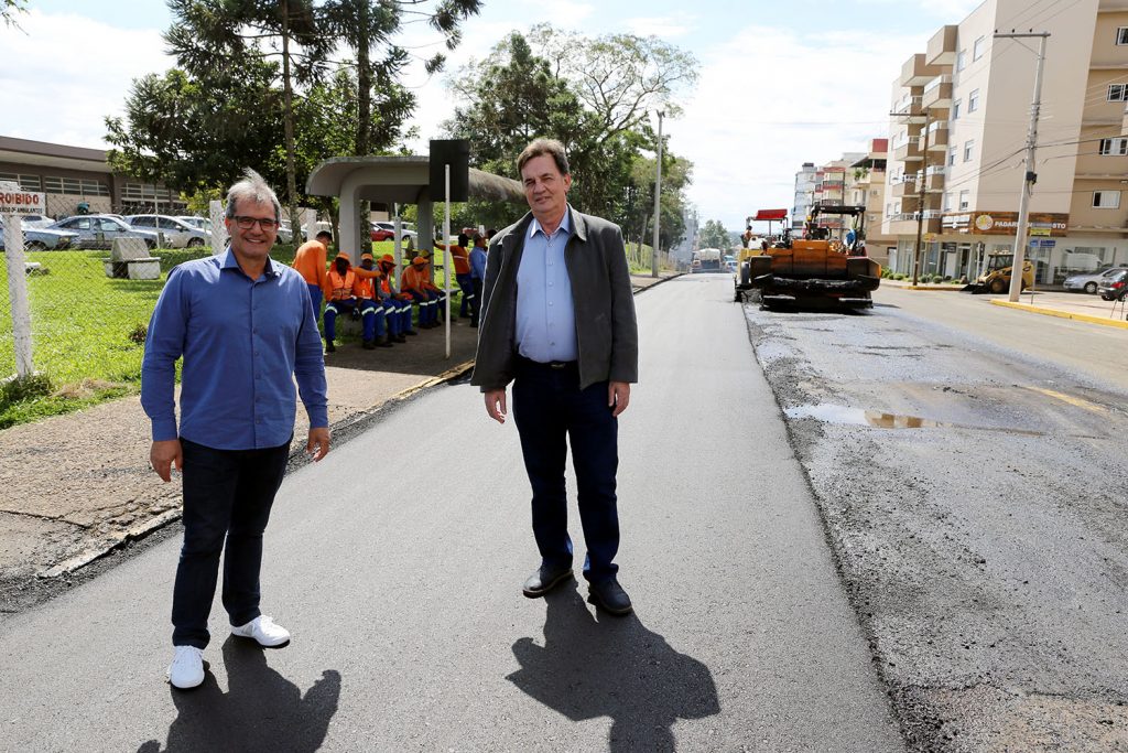 O Prefeito, Luiz Francisco Schmidt e; e o Chefe de Gabinete, Roberto Fabiani, estiveram no local hoje | Foto: Prefeitura de Erechim/Imprensa