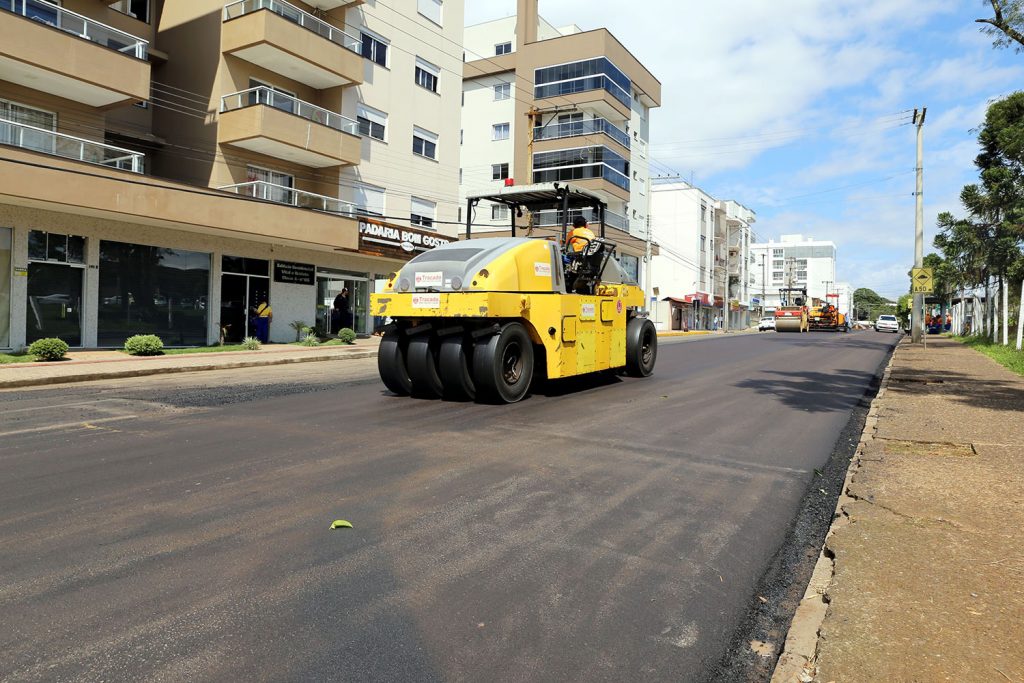 Rua Sergipe recebe cobertura asfáltica | Foto: Prefeitura de Erechim/Imprensa