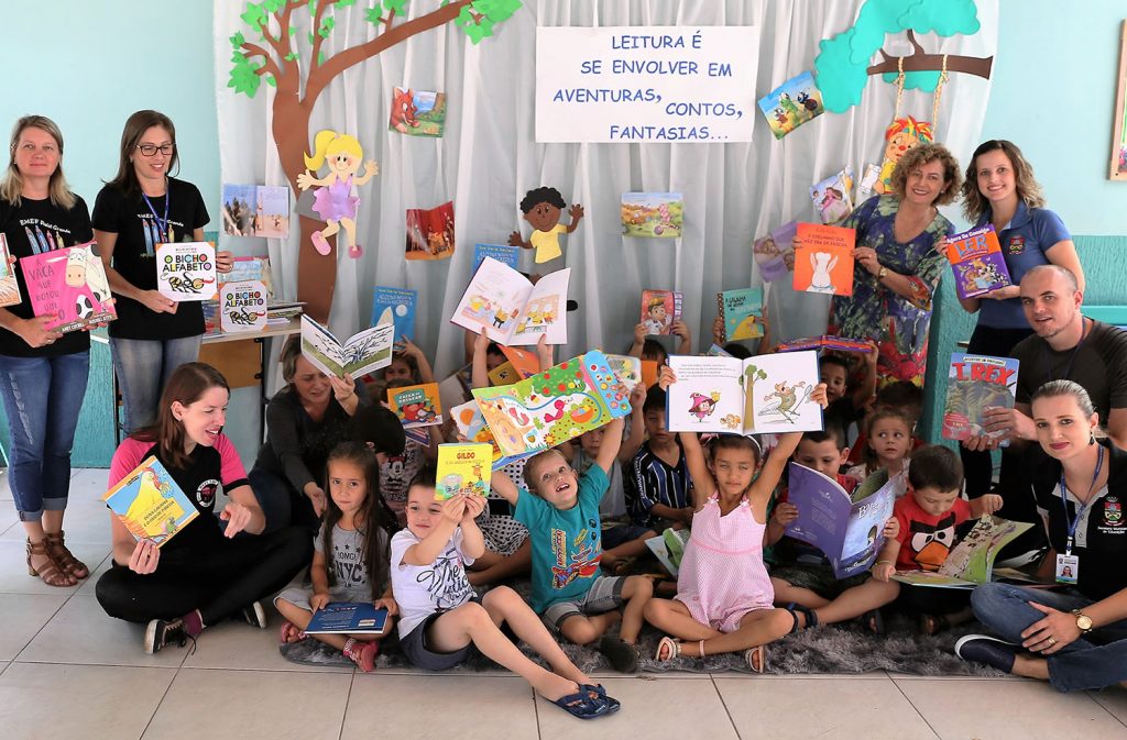 Smed de Erechim entregou agendas e materiais pedagógicos às escolas públicas de Educação Infantil e Ensino Fundamental  |  Foto: Smed/Imprensa