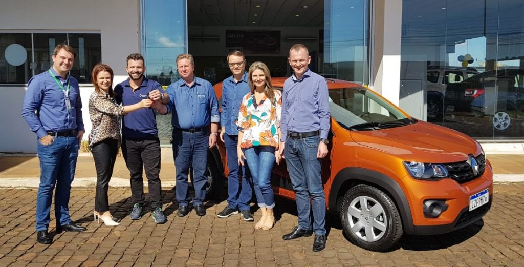 O primeiro prêmio da campanha 'Comprar Aqui é Mais Legal', um Renault Kwid, já foi entregue ao Município de Erechim e à CDL | Foto: Prefeitura de Erechim/Secom