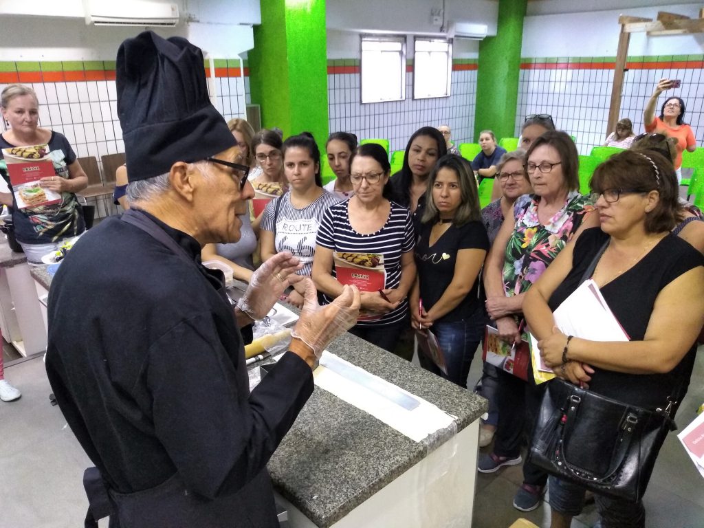 Chef Rafael Gonzales, da Massas Romena, ensinou receitas com massa folhada | Foto: Master/Divulgação