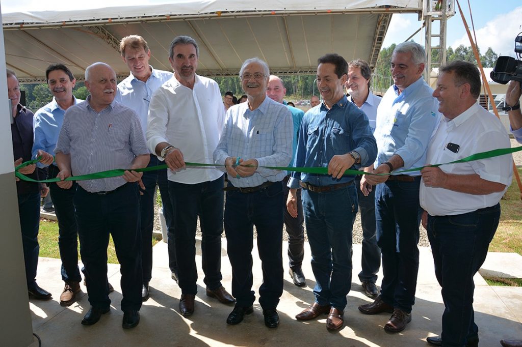 Presidente da Aurora, Mário Lanznaster, cortou a fita de inauguração da nova unidade | Fotos: Aurora/Imprensa