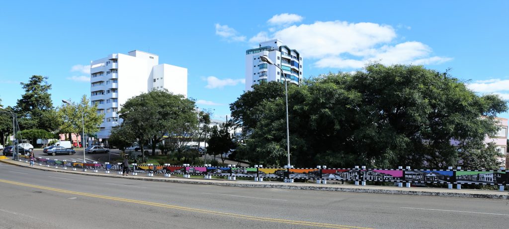O artista que assina a pintura dos painéis é | Foto: Prefeitura de Erechim/Secom