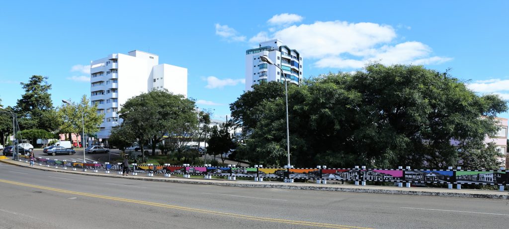 O artista que assina a pintura dos painéis é    | Foto: Prefeitura de Erechim/Secom