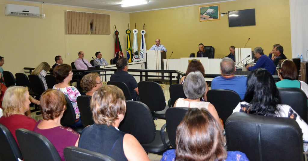 Plenário da Câmara lotado durante a sessão solene em homenagem à Oracilda