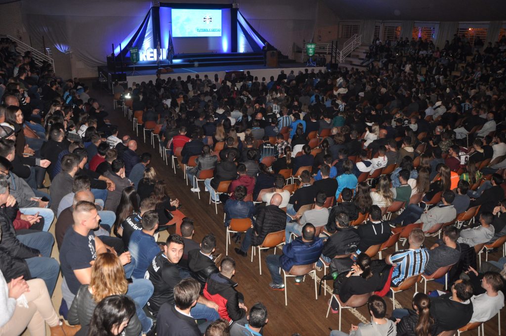 Público de 1,1 mil pessoas lotou salão de eventos da URI para ouvir Romildo Bolzan  |  Foto: URI Erechim/Imprensa