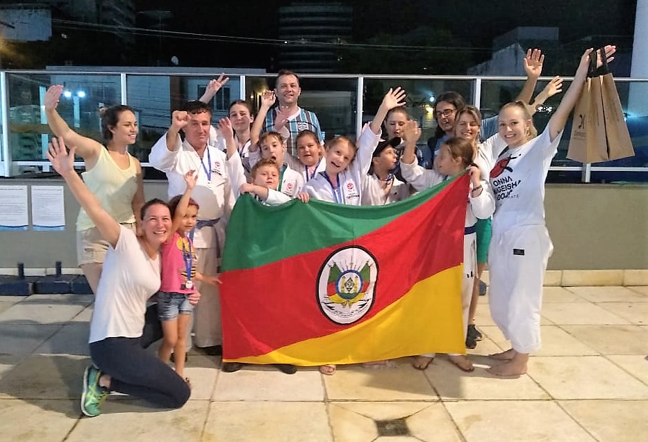 Equipe Onna Bugeisha Dojô, que participou do XX Campeonato Brasileiro de Karatê JKA | Foto: Acervo de Cristiane Babinski