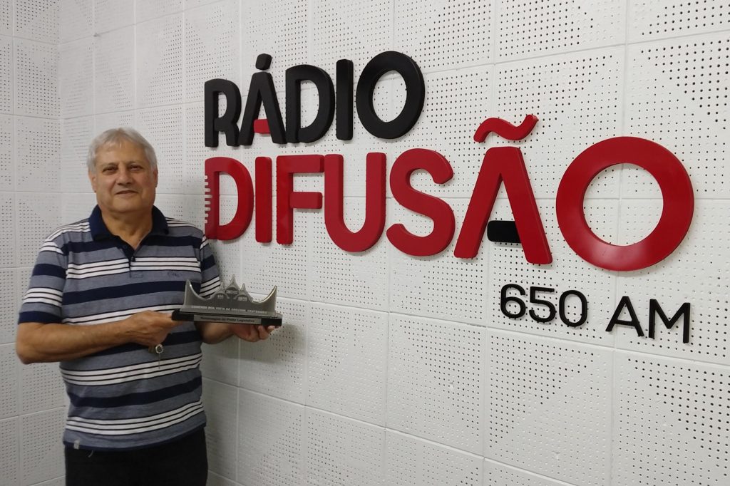 Lauri Tonin, há 47 anos integrando a equipe da Rádio Difusão, foi um dos homenageados pelo Poder Legislativo com a Comenda Boa Vista do Erechim - Centenário