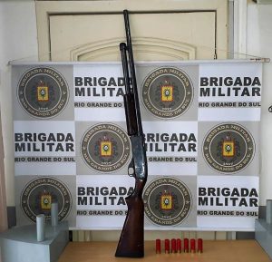 Espingarda calibre 12 e munição apreendidas na manhã de sábado, 8, em Erechim | Foto:
