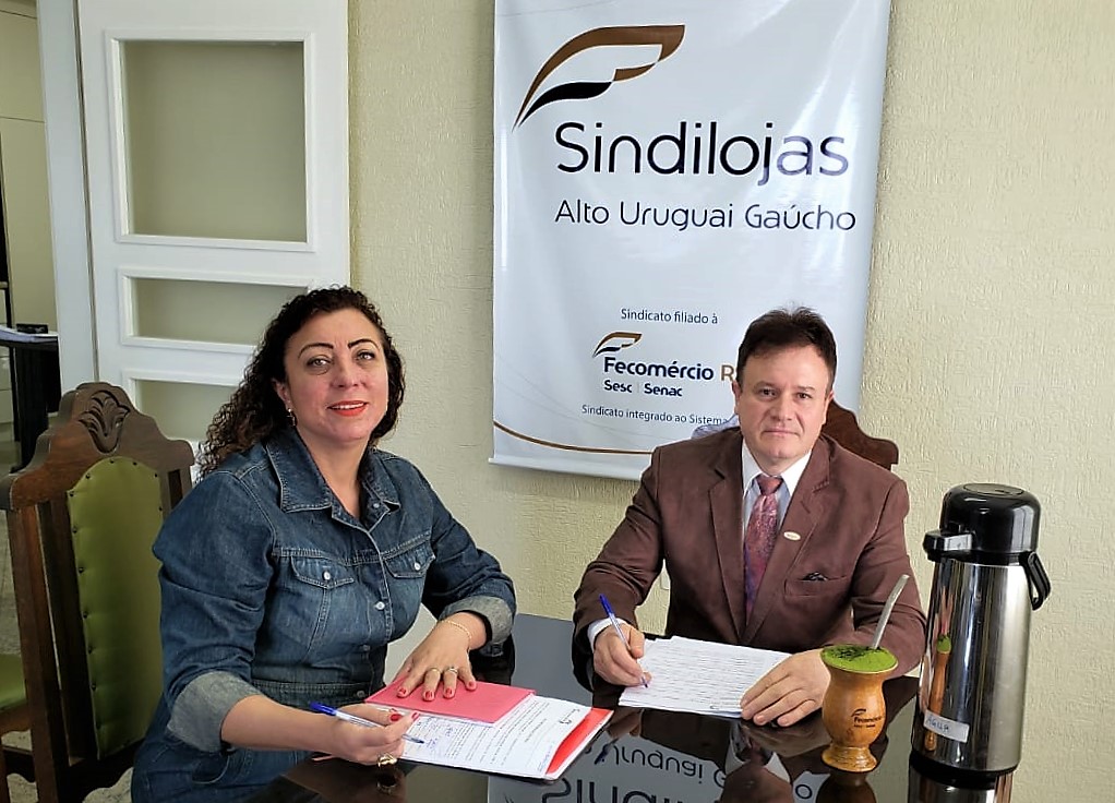 Presidentes Anelise Michalski e José Gelso Miola no momento da assinatura da Convenção Coletiva de Trabalho | Foto: Maria Lúcia Smaniotto