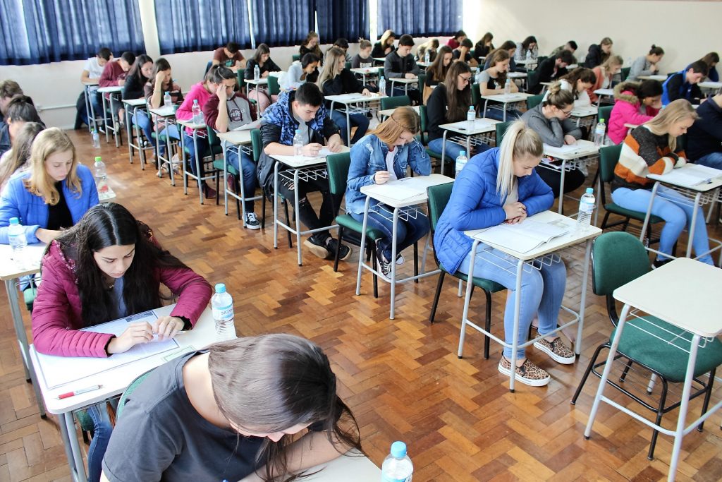 Candidatos realizaram a prova neste domingo | Fotos: URI Erechim/Imprensa