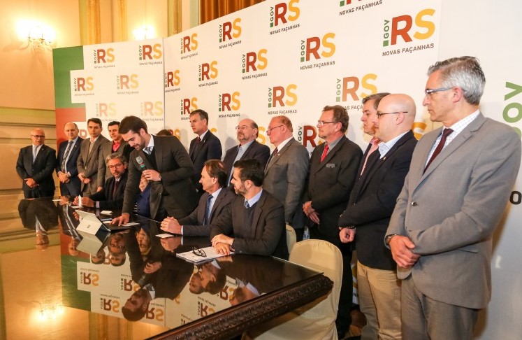 Deputados e representantes de cidades com potencial de receber voos acompanharam a assinatura - Foto: Gustavo Mansur/ Palácio Piratini