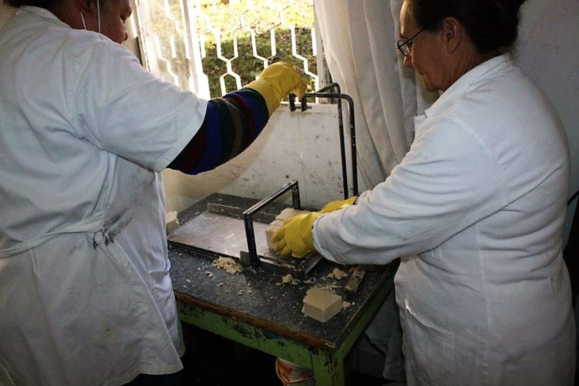 Produção de sabão com óleo usado de cozinha gera renda e protege o meio ambiente (5)