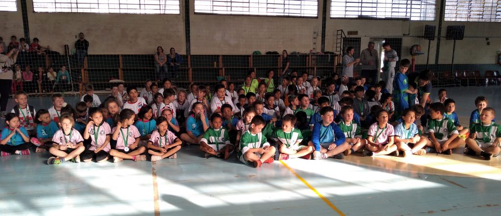 Alunos das escolas que integram o Projeto Educação Integral Castelinho participam de integração e jogam futsal | Foto: Prefeitura de Erechim/Secom