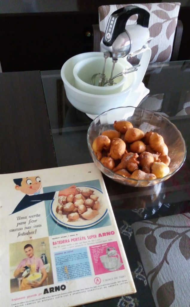 A receita dos bolinhos o colecionador tirou de um anúncio, publicado em ????, sobre a batedeira
