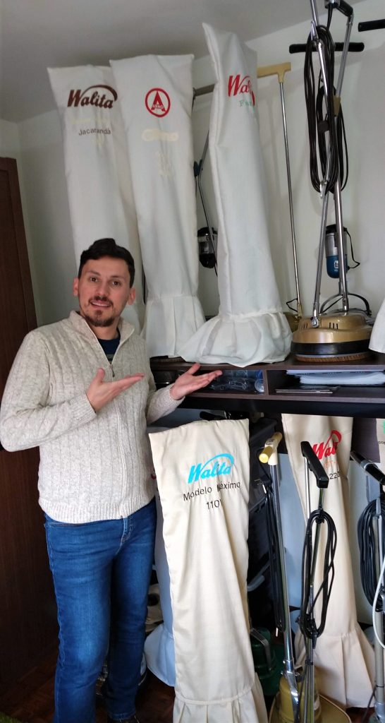 Para proteger as enceradeiras, João costurou capas , onde bordou os logotipos das marcas