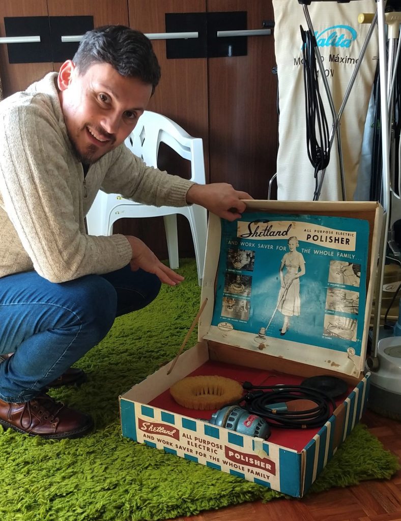 Este multifuncional é um dos orgulhos do colecionador. O equipamento é furadeira, enceradeira e lixadeira