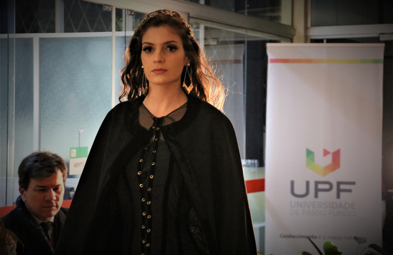 Acadêmicos do curso de Design de Moda promoveram o desfile 'Black and White' na UPF  |  Fotos: Natália Fávero