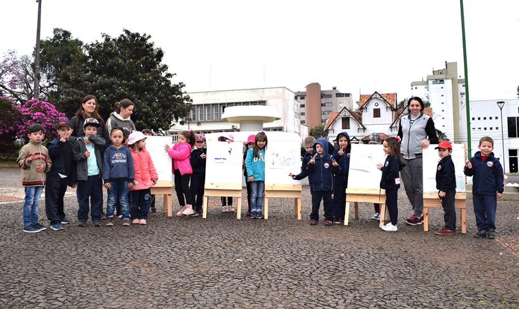ALunos da Badalotti participaram de projeto realizado na Praça da Bandeira | Fotos: Prefeitura de Erechim/Ascom