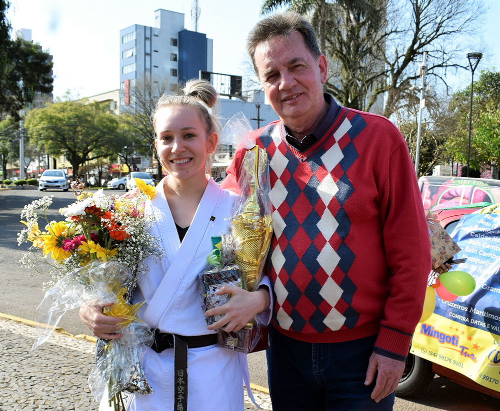 Recém-chegada da Colômbia, onde foi campeã panamericana 2019 , atleta Cristiane é recpecionada pelo prefeito de Erechim