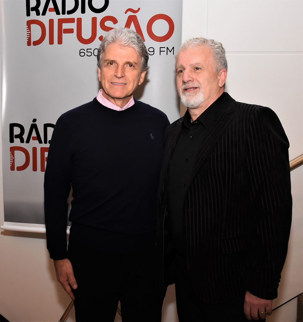 Gilberto Schwartsmann e Luis Badalotti, gerente da Rádio Difusão, que transmitiu a palestra ao vivo na AM 650