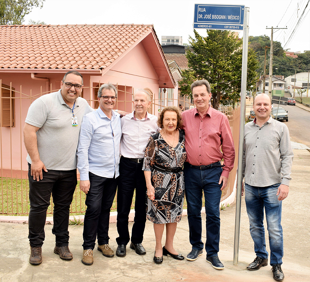 A primeira placa substituída foi a da Rua Dr. José Bisognin | Foto: Prefeitura de Erechim/Ascom