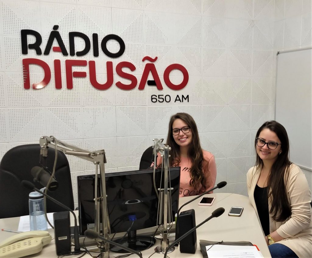 A partir da esquerda, Júlia Mocellin e Ane Caroline Ganassini, patinadoras dos Reis das Rodas