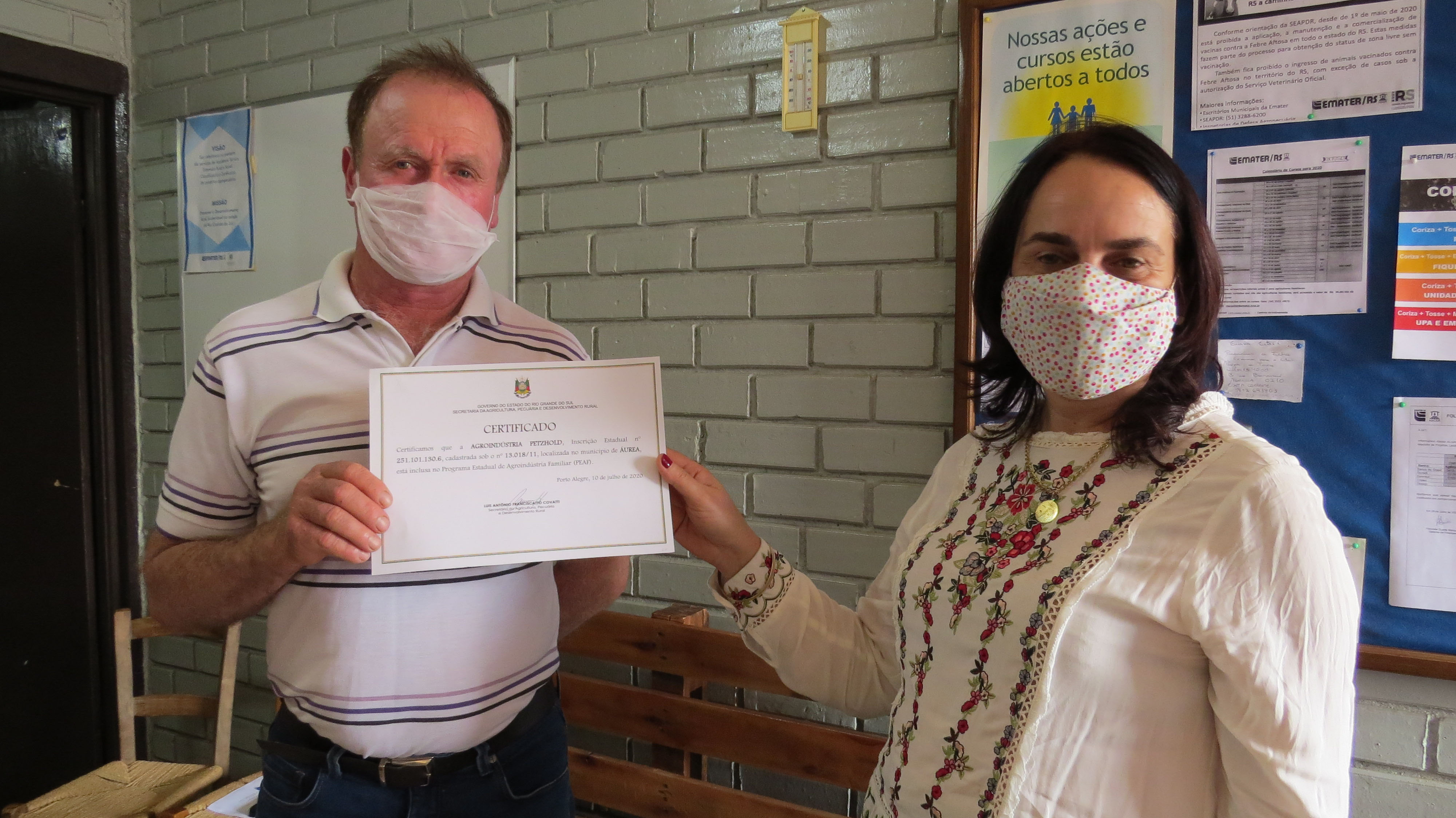Agroindústria Petzhold recebe o certificado de Magali Salame | Fotos: Terezinha-Vilk/Emater-RS/Ascar